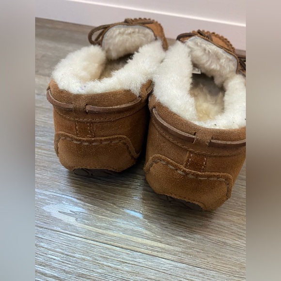 UGG DAKOTA MOCCASIN SLIPPERS
SIZE 5 - Picture 6 of 9